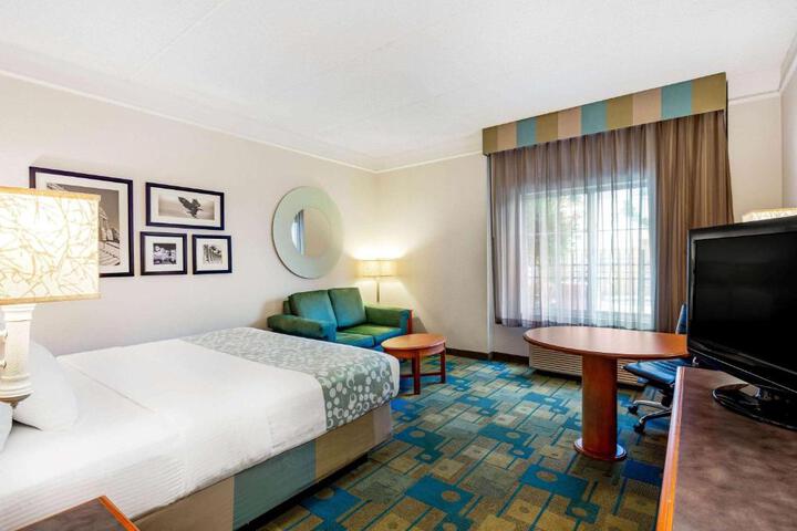 1 King Bed Deluxe Room (17 of 18)