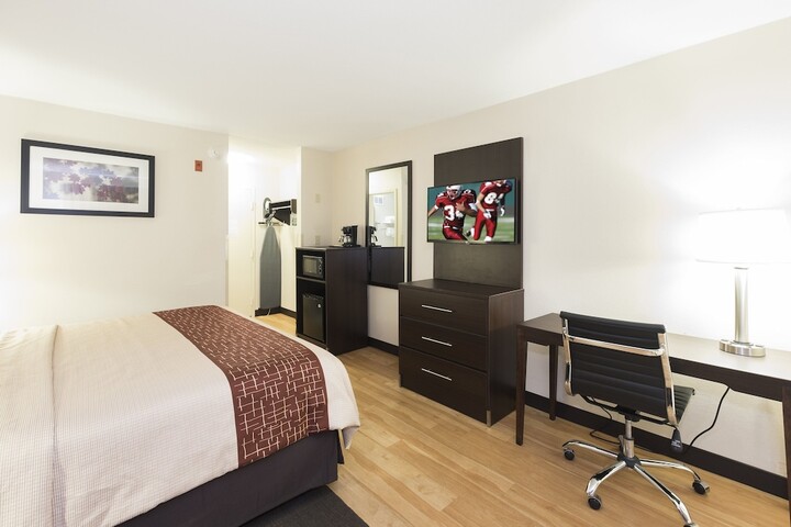 Deluxe King Bed (14 of 14)