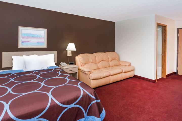 1 Queen Bed (3 of 14)
