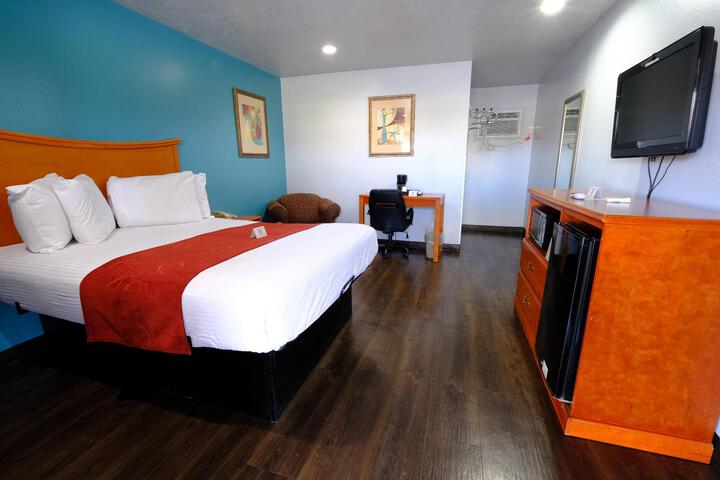1 Queen Bed (3 of 9)