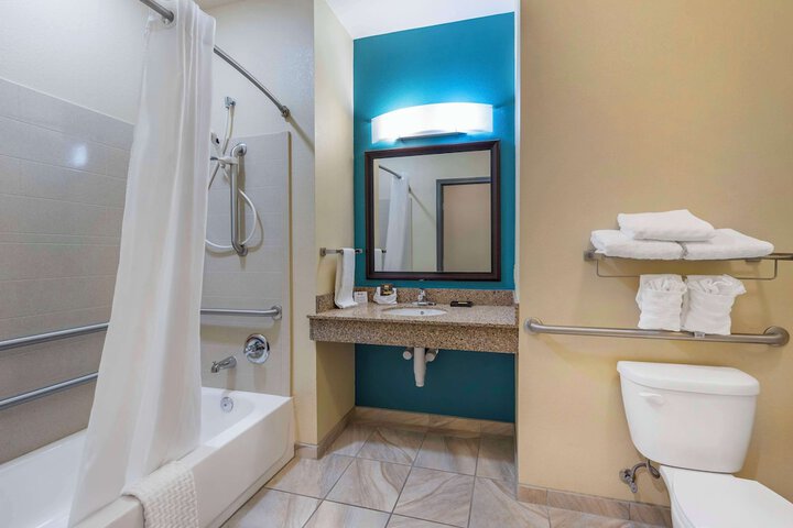 2 Queen Beds Microwave and Refrigerator 39 Inch Led Television High Speed Internet Full Breakfast (2 of 14)