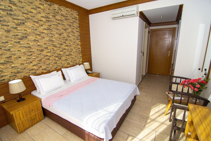Room 8 of 34