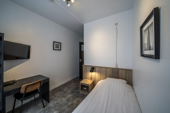 Room 8 of 30