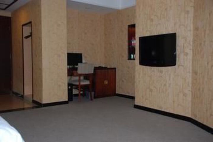 Room 4 of 8