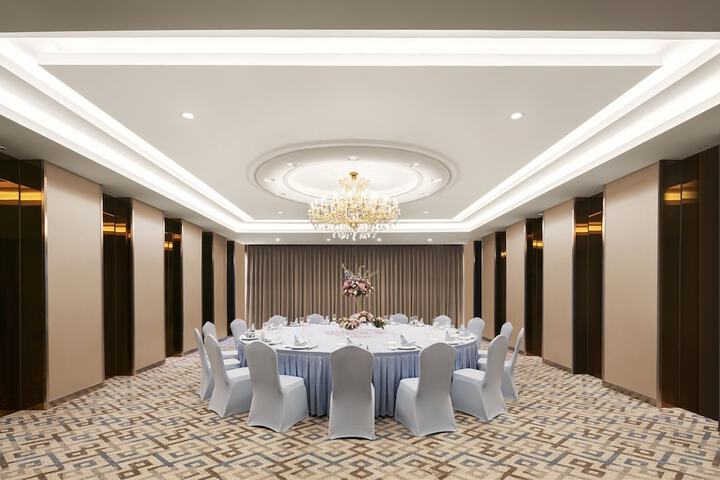 Ballroom/Hall 62 of 82