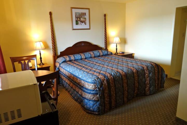1 King Bed (2 of 5)