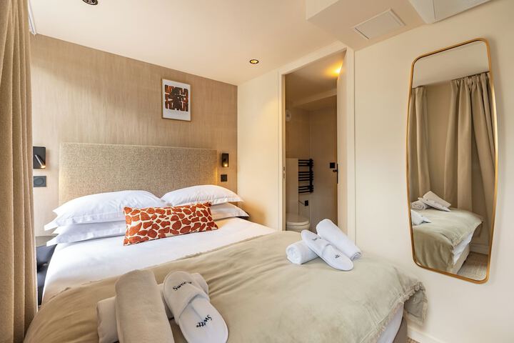 Room 4 of 82
