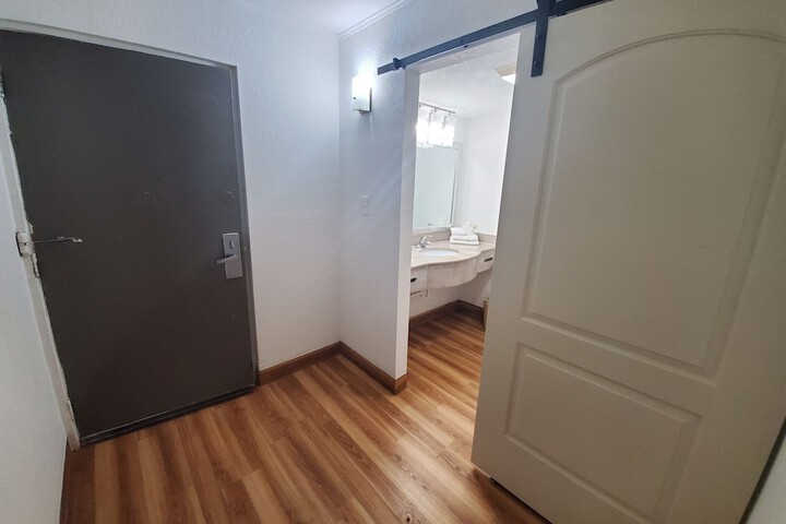 1 King Bed (3 of 13)
