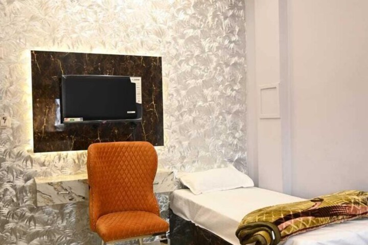 Room 14 of 21