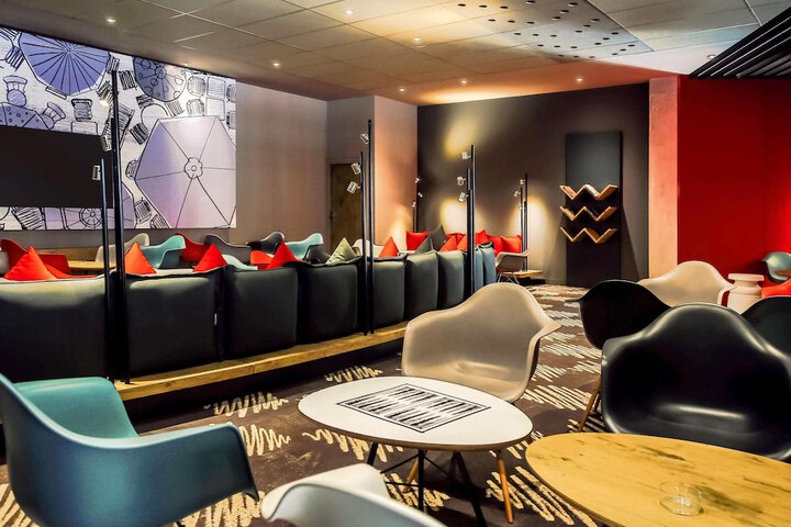 Lounge 75 of 105
