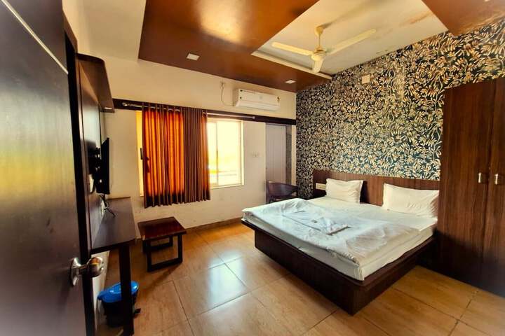 Room 4 of 12