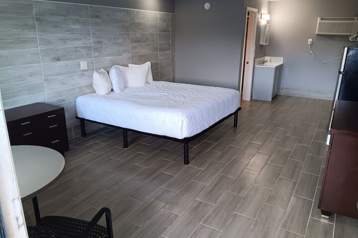 1 King Bed (2 of 8)