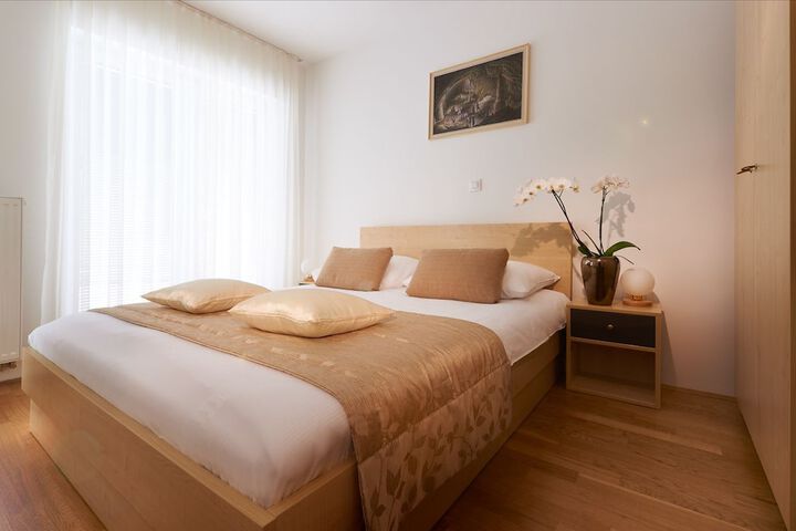 Room 6 of 32