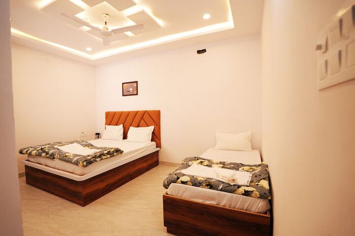 Room 5 of 18