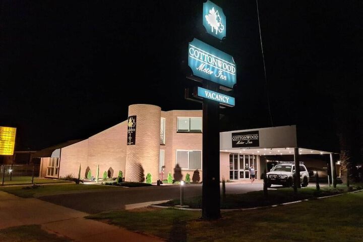 Exterior of Cottonwood Motor Inn