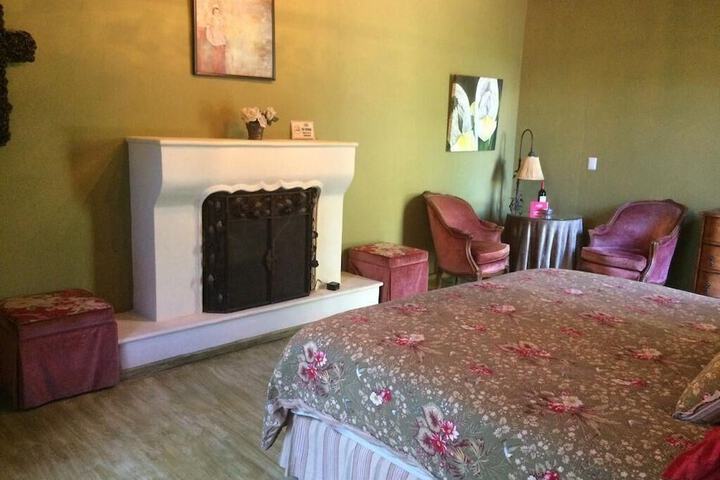Room 6 of 12