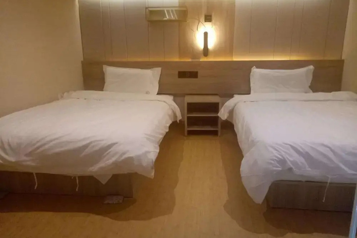 Room 6 of 17