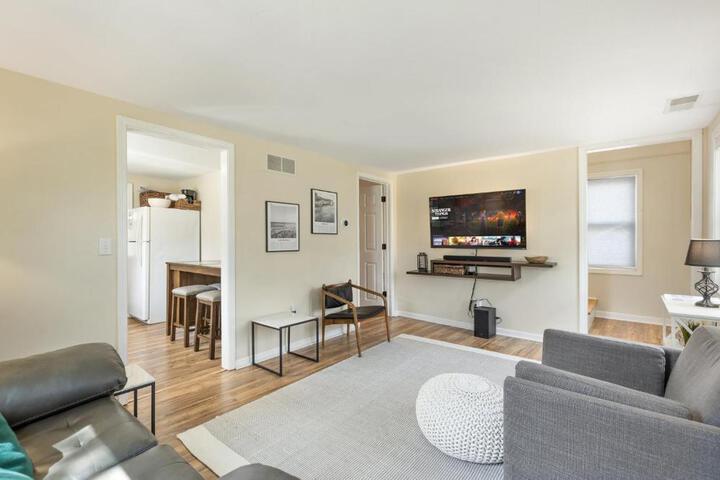 Perfect Location Walk to MSU Campus High End Mattresses Fast Wi-Fi in East Lansing, MI