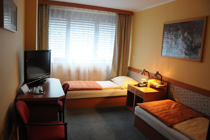 Room 6 of 44