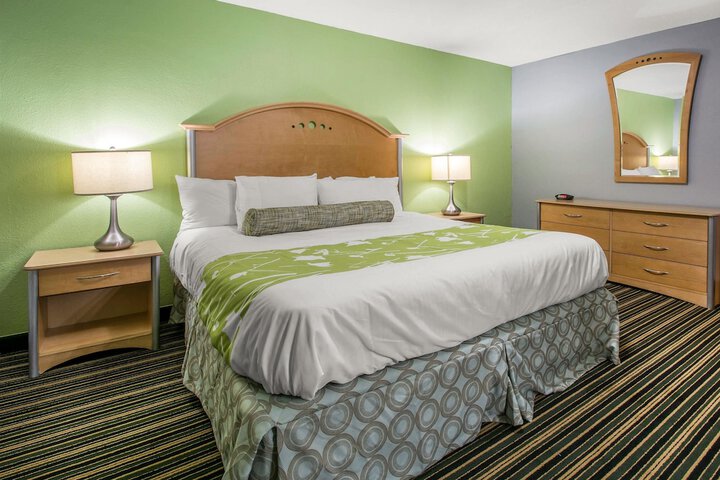 1 King Bed (24 of 24)