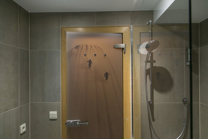 Room 6 of 63
