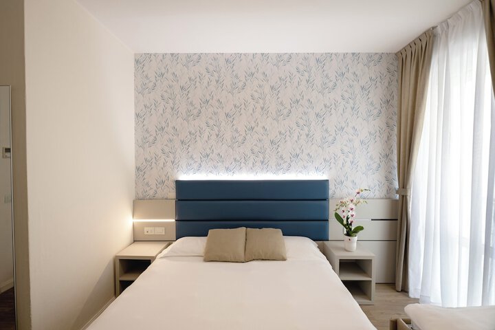 Room 13 of 32