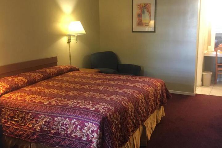 1 King Bed (5 of 9)