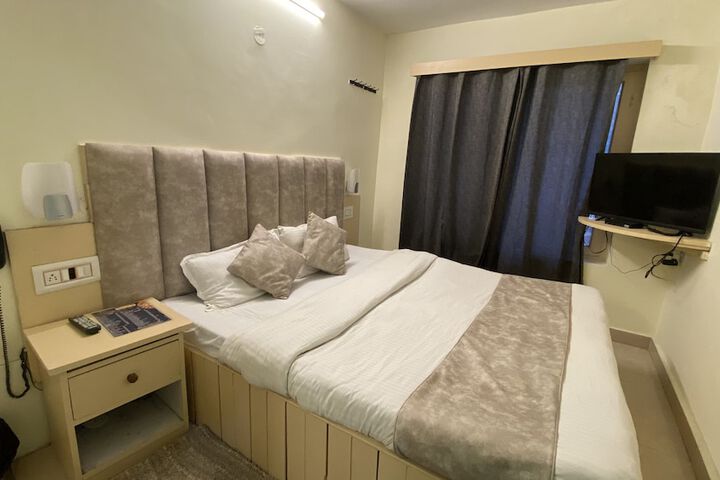 Room 3 of 28