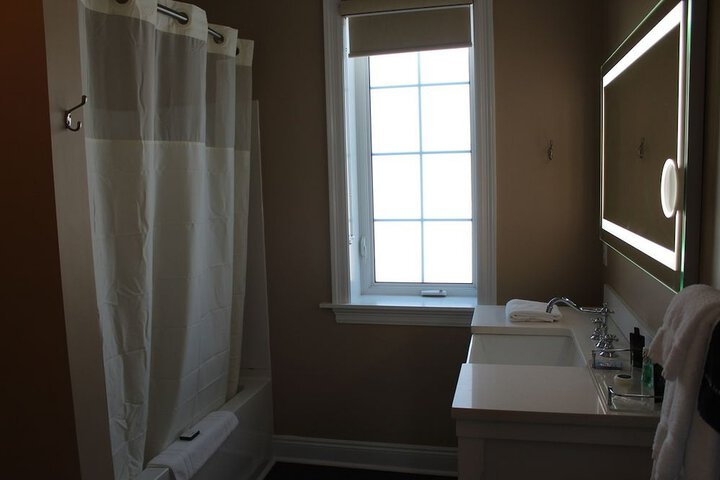 1 Queen Bed (5 of 15)