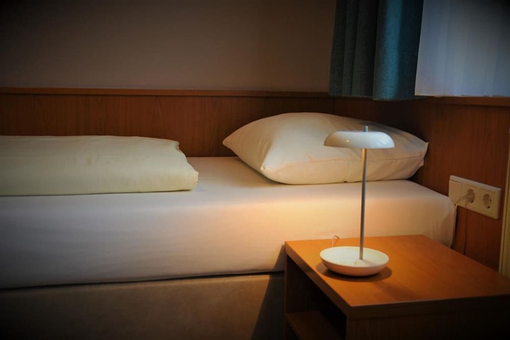 Room 11 of 34