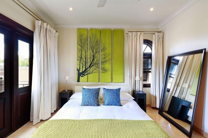 Room 4 of 18
