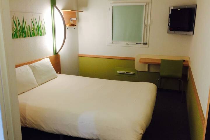 Room 2 of 62