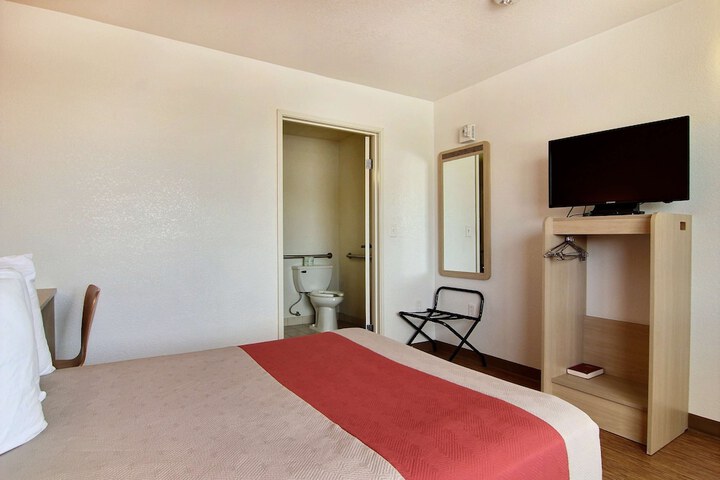 Room 10 of 32