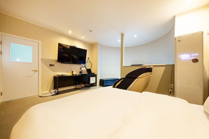 Room 10 of 28