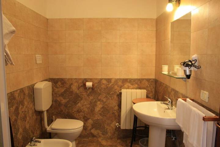 Room 6 of 12