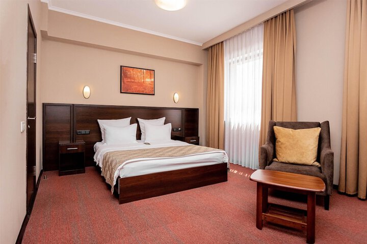 Room 42 of 148