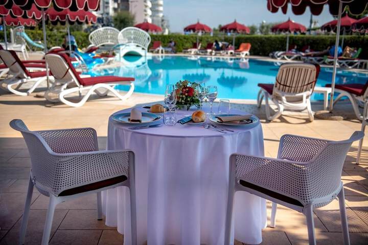Hotel Pool