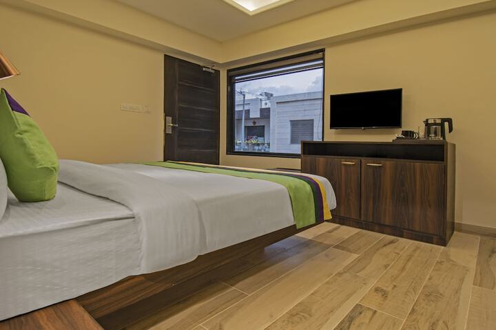 Room 11 of 36