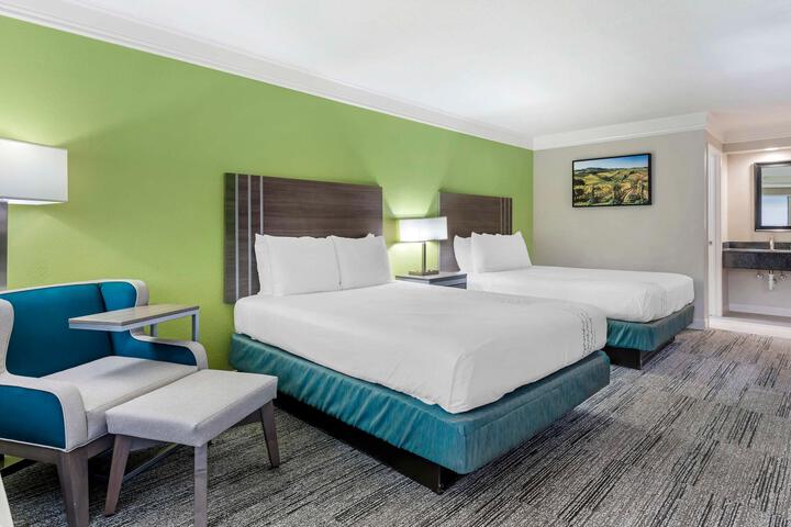 1 Queen Bed Microwave and Refrigerator WiFi Full Breakfast (2 of 16)