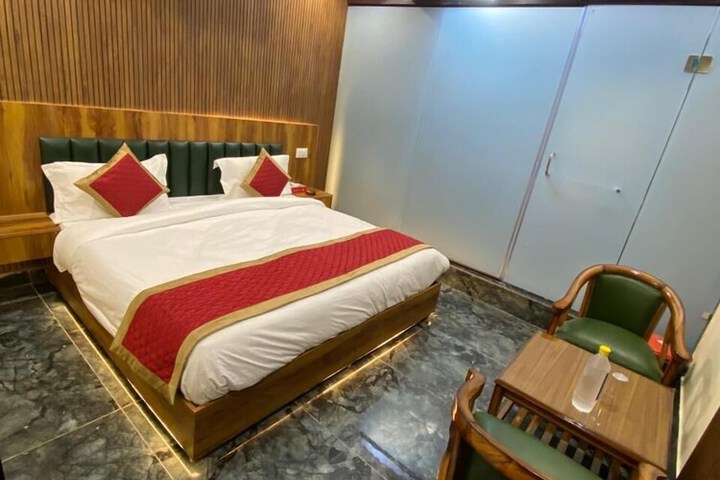 Room 4 of 7