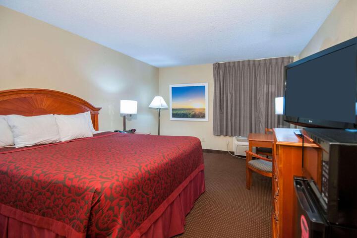 1 King Bed (6 of 9)