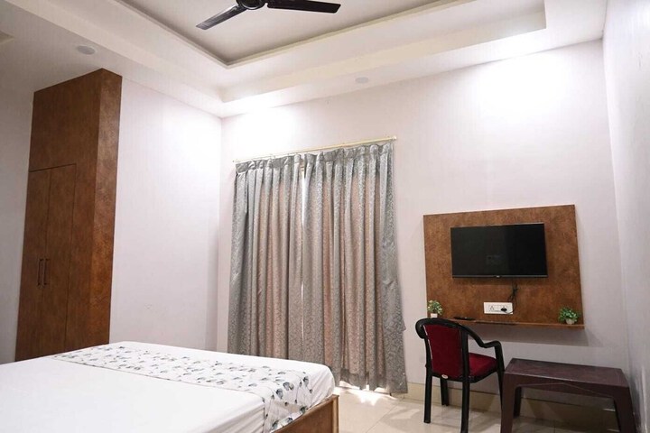 Room 6 of 15