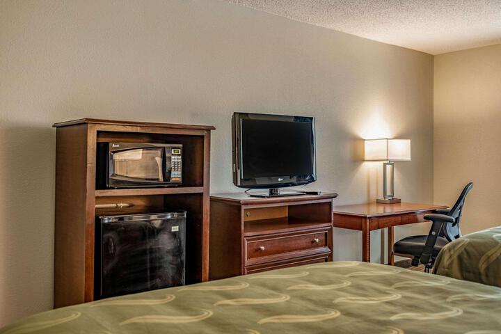 2 Queen Beds (6 of 10)
