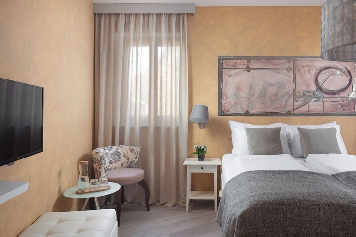 Room 3 of 20