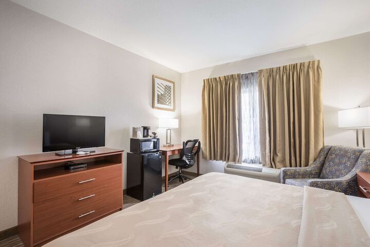 1 King Bed (4 of 21)