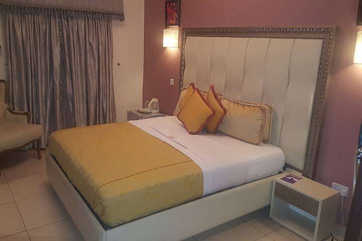 Room 9 of 33