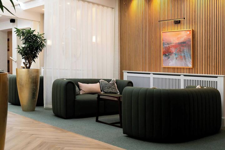Lounge 31 of 41