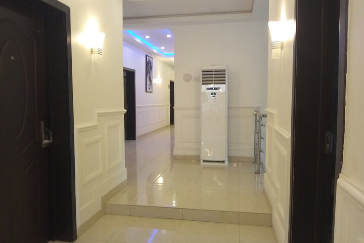 Ballroom/Hall 21 of 27