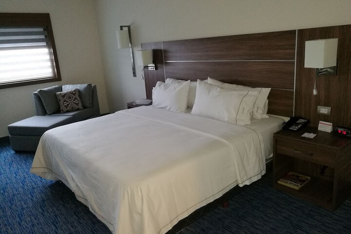 Room 4 of 87