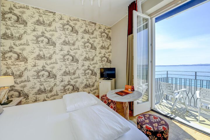 Room 9 of 164
